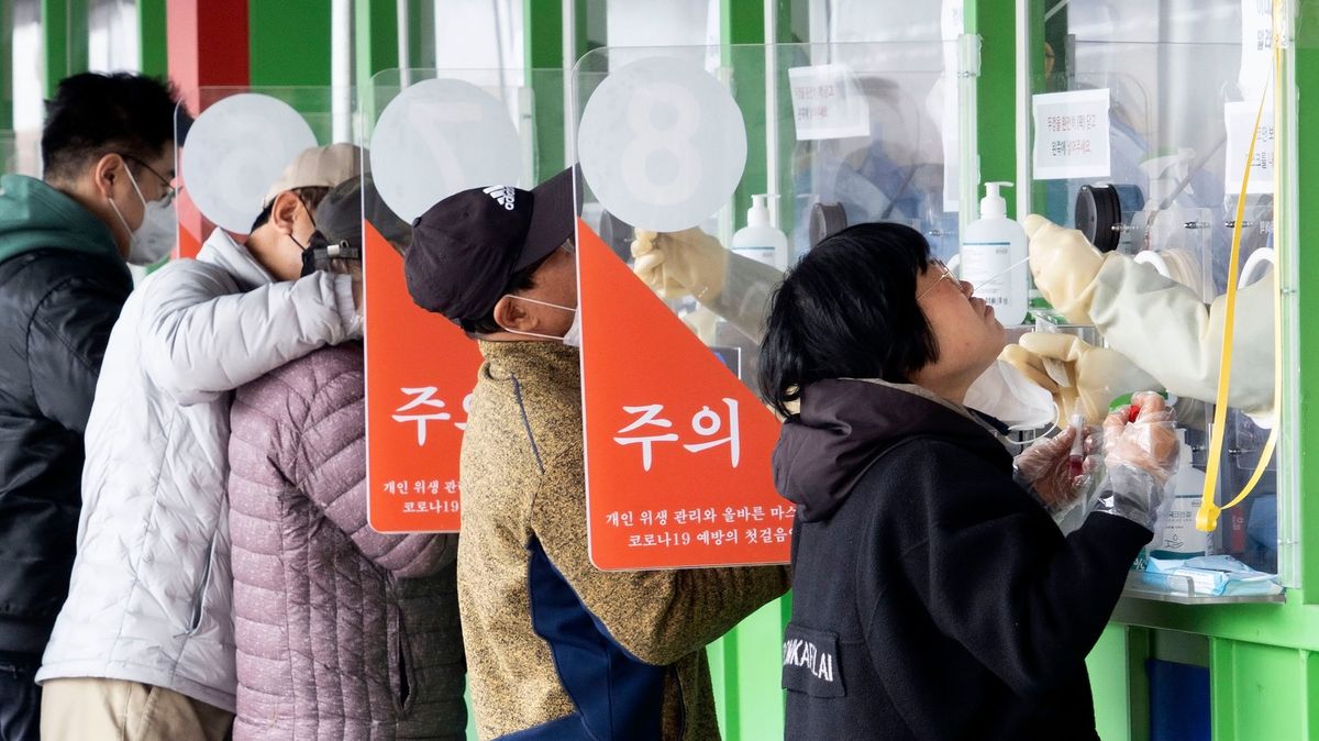 Spalujte více těl, nařídila Jižní Korea. Zemi válcuje omikron
